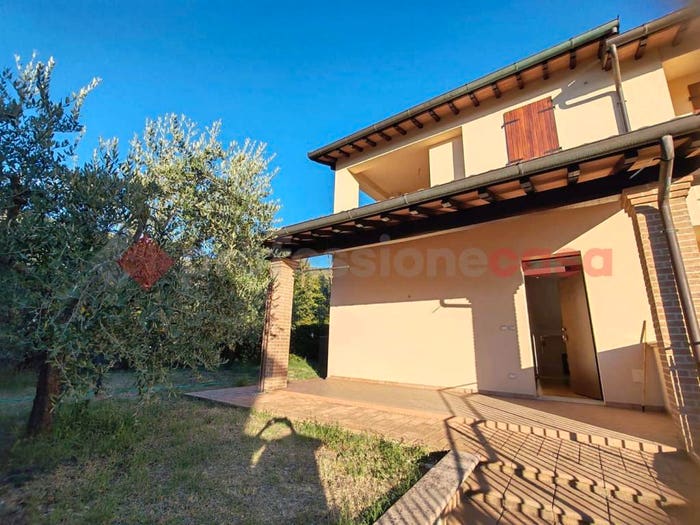 Casa quadrilocale in vendita in Piazza Ranieri di Campello, Centro, Campello sul Clitunno