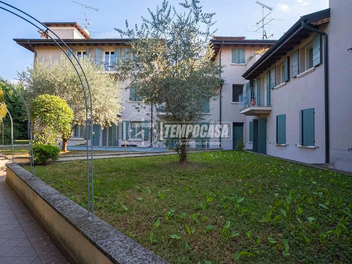Appartamento trilocale in vendita in Viale Guglielmo Marconi, Centro, Montichiari