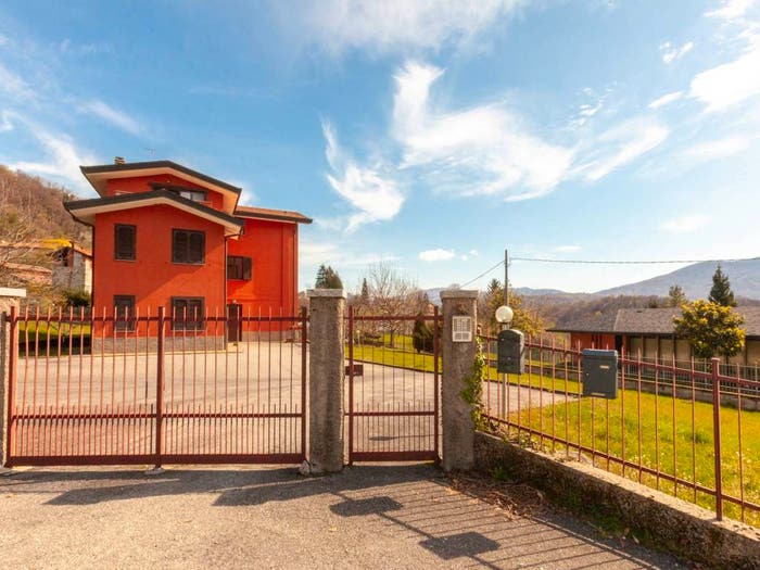 Casa con 6 locali in vendita in Via Guglielmo Marconi, Castello Cabiaglio