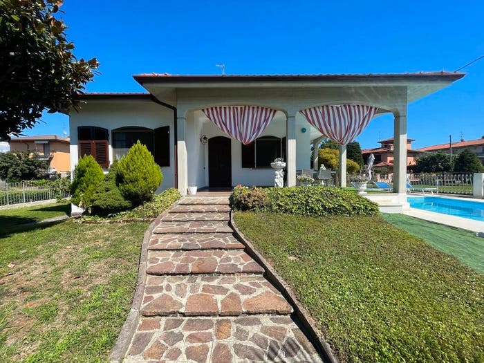 Casa con 6 locali in vendita in Via San Francesco, Bariano