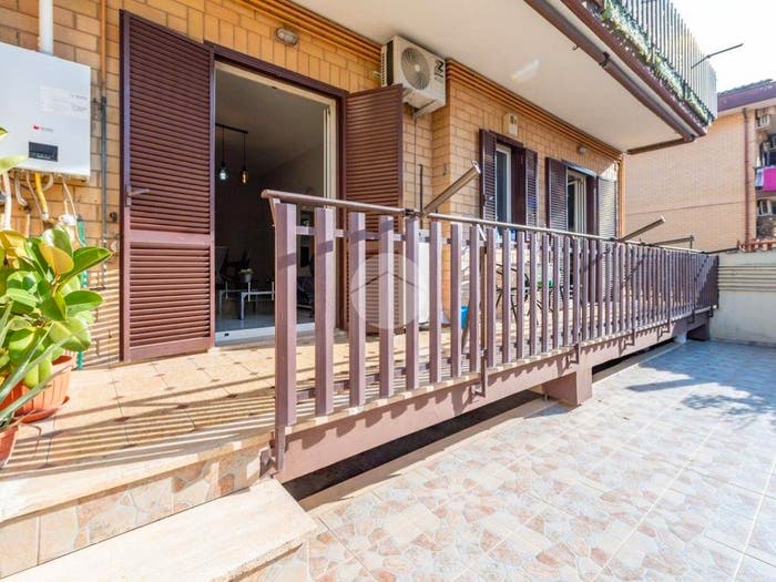 Appartamento trilocale in vendita in Via giarre, Borghesiana, Roma