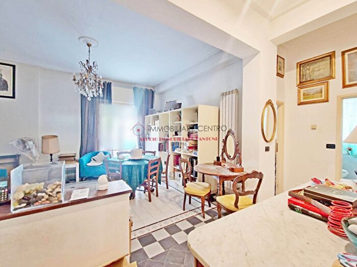 Appartamento con 5 locali in vendita in Via Montello, Viareggio