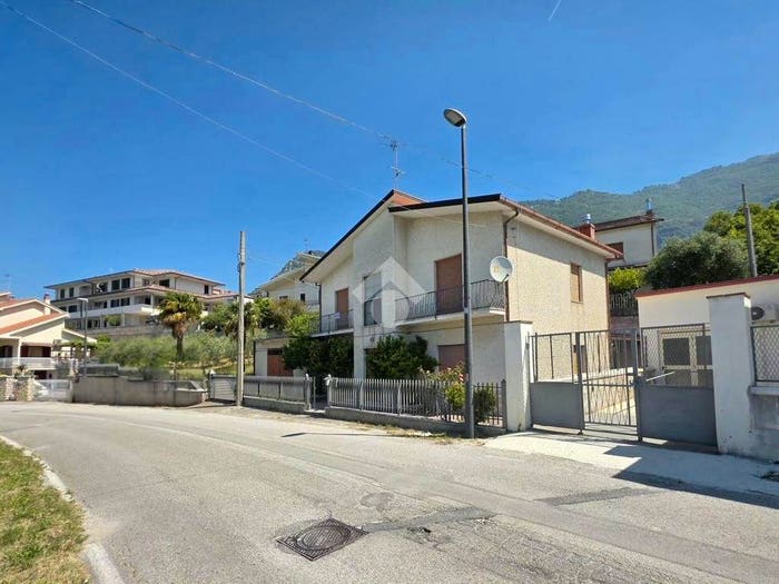 Casa con 6 locali in vendita in Str Rotabile Frasso TelesinoDugenta, Frasso Telesino