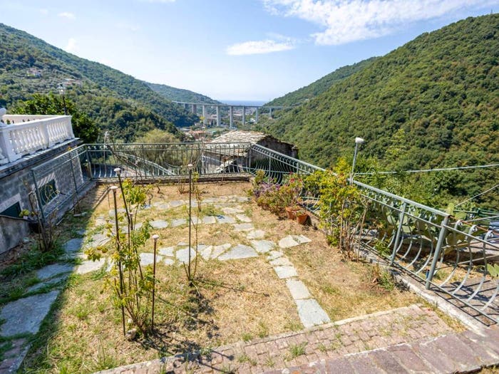 Appartamento trilocale in vendita in Via Belvedere, Avegno