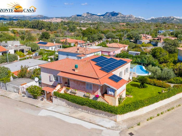 Casa con 6 locali in vendita in Via Pasquale Filigheddu, Arzachena Paese, Arzachena