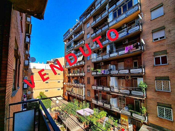 Appartamento trilocale in vendita in Via Girolamo Benzoni, Garbatella, Roma