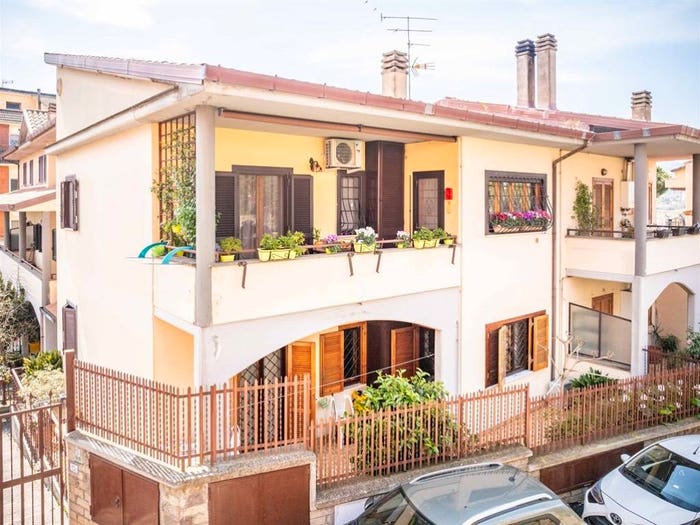 Appartamento quadrilocale in vendita in Via Santa Chiara, Centro, Colonna