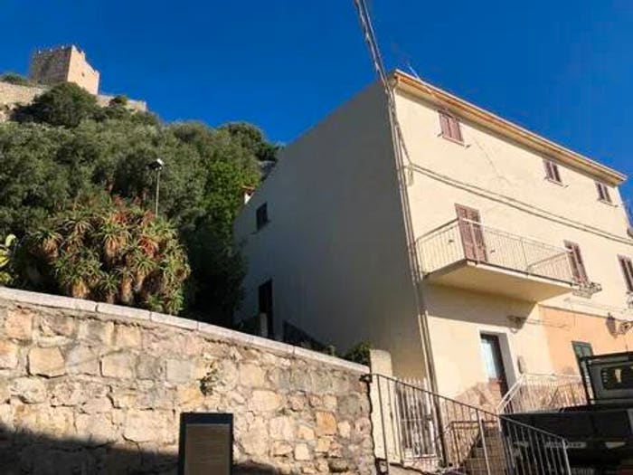 Casa con 6 locali in vendita in Via Eleonora D'Arborea, Centro, Posada