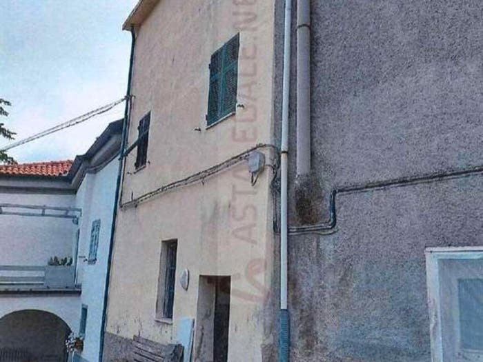 Appartamento con 6 locali in vendita in Via Foresto, Giustenice