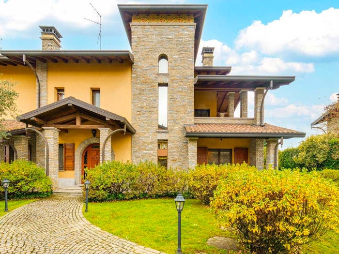 Casa con 6 locali in vendita in Via Perugia, Lonate Pozzolo