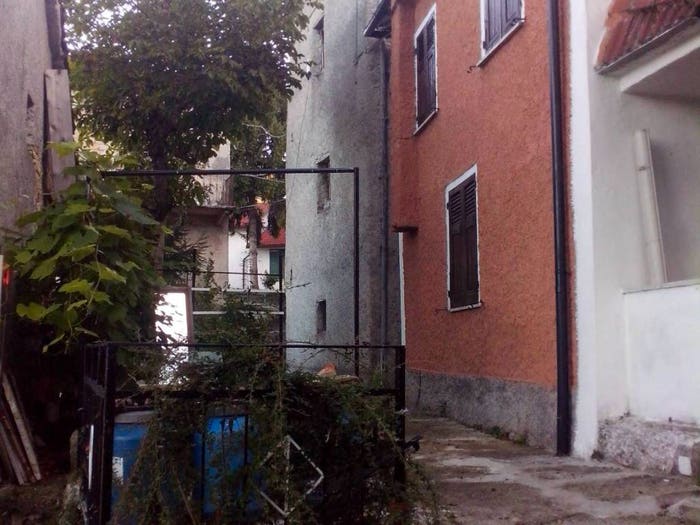 Casa quadrilocale in vendita in Frazione Vallenzona, Vallenzona, Vobbia