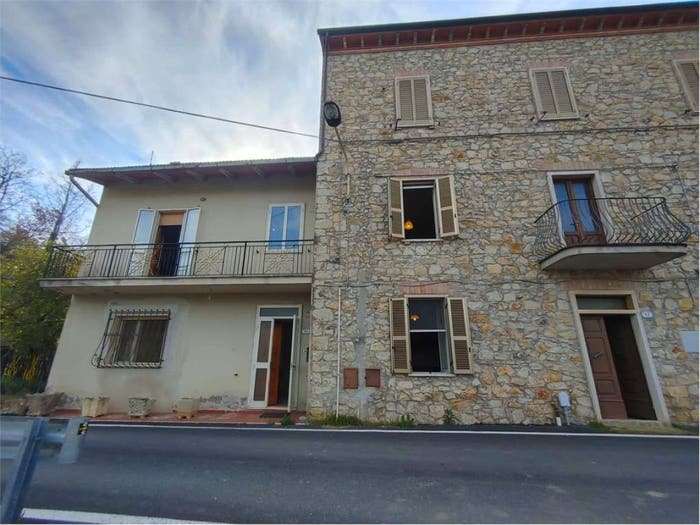 Casa con 6 locali in vendita in Montecchio