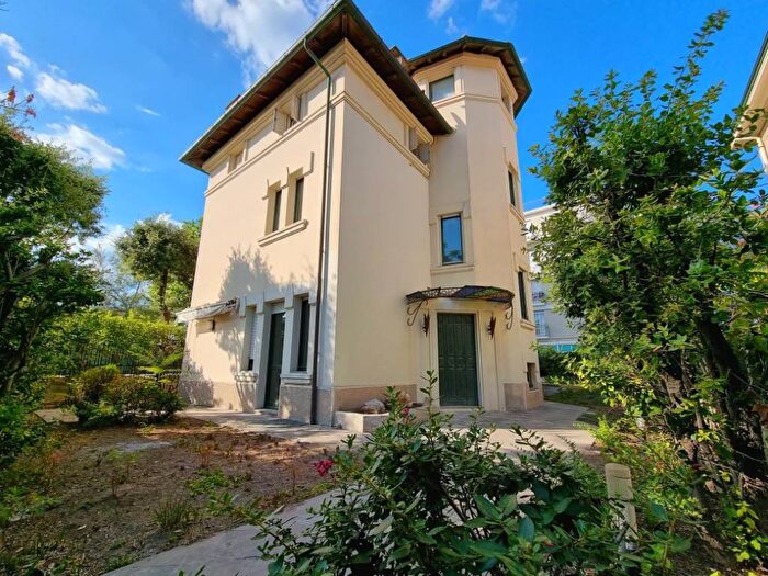 Casa con 6 locali in vendita in Viale Trieste, Mare, Pesaro