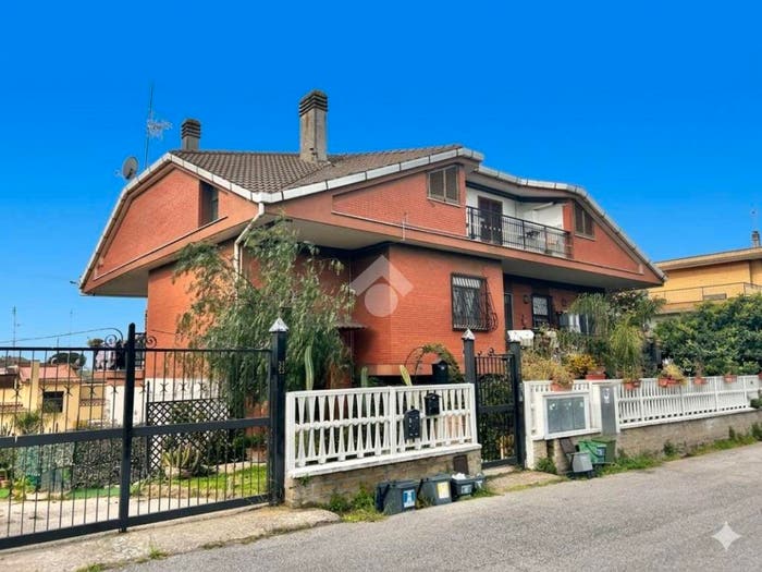 Appartamento quadrilocale in vendita in Via del Ramarro, Divino Amore, Roma