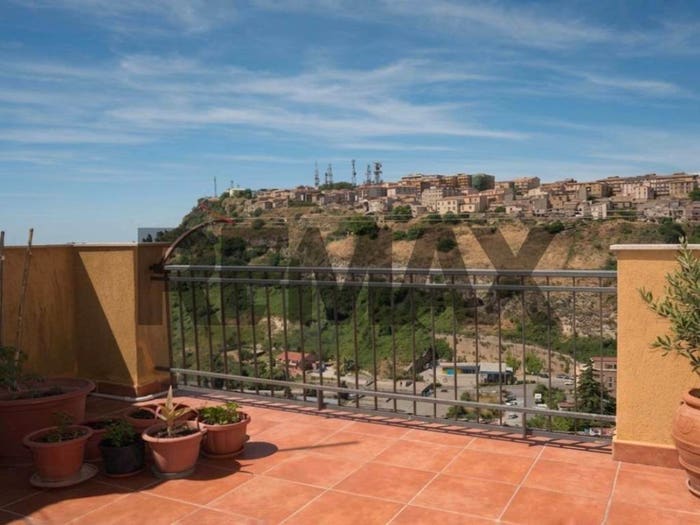 Appartamento con 5 locali in vendita in Via del vallone, Centro, Enna