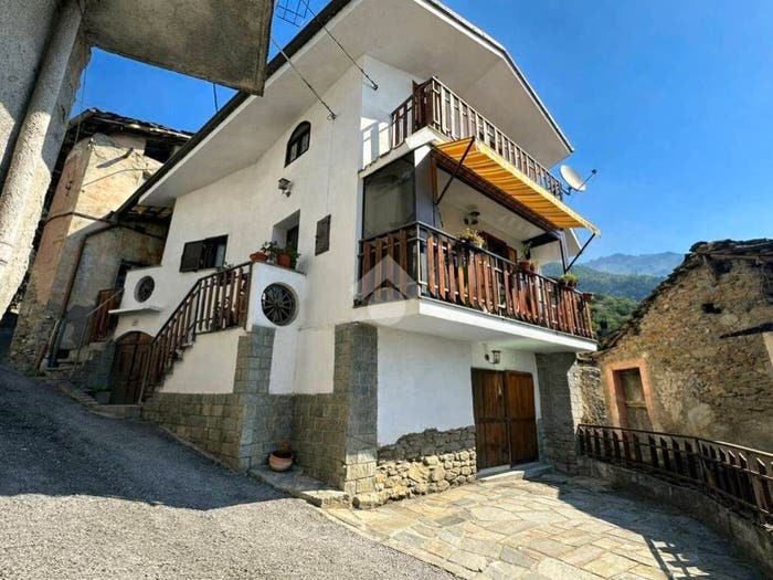 Casa trilocale in vendita in Frazione Camposciutto, Centro, Chianocco