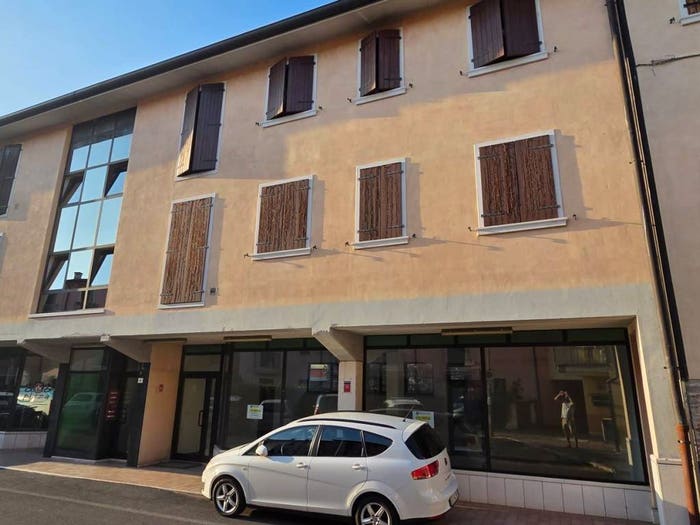 Appartamento trilocale in vendita in Via Umberto I, Centro, Castelnuovo del Garda