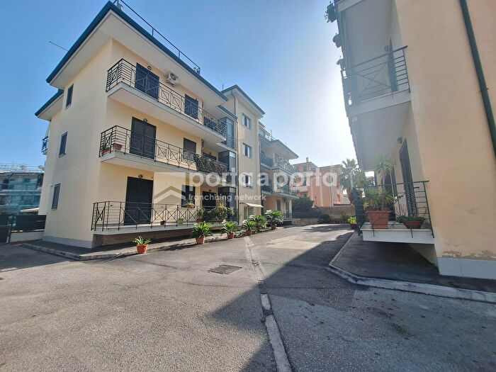 Appartamento trilocale in vendita in Via Giuseppe Garibaldi, Casapulla