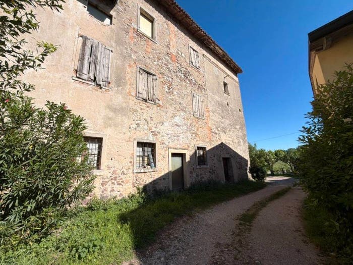 Casa con 6 locali in vendita in Strada Tarsi, Monzambano