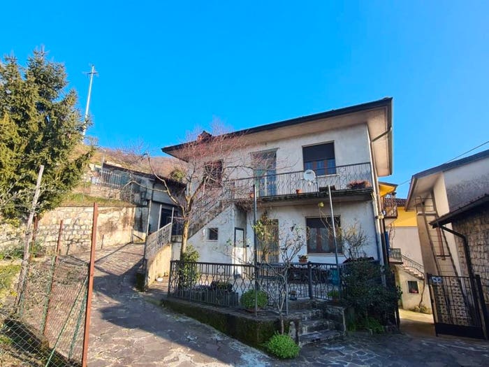 Casa con 6 locali in vendita in Monte Isola