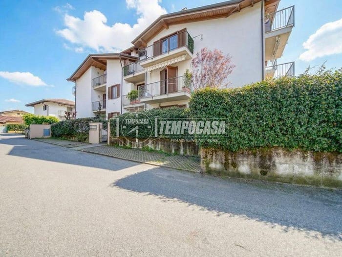 Appartamento trilocale in vendita in Via Genova, Centro, Azzate