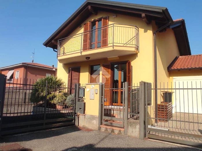 Casa quadrilocale in vendita in Via Marco Polo, Centro, Ferno