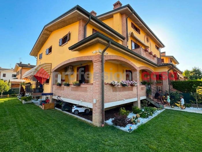 Casa con 5 locali in vendita in Via Palmiro Togliatti, Salvaterra, Casalgrande