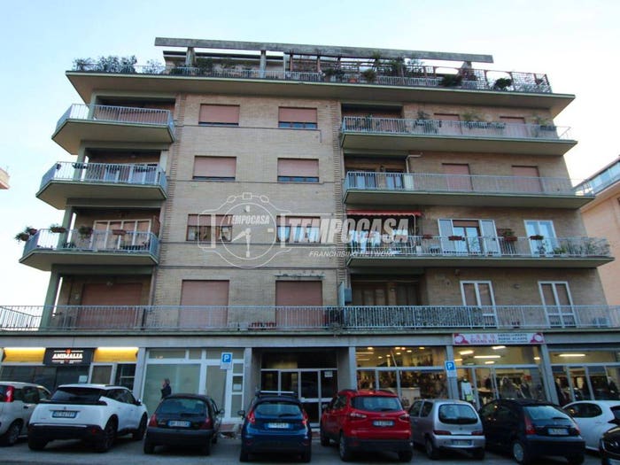 Appartamento quadrilocale in vendita in Via XXV aprile, Centro, Fermo