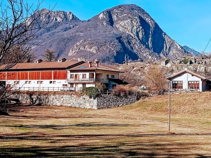 Casa con 6 locali in vendita in Via Albard, Donnas