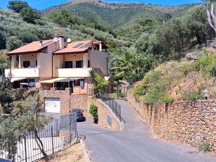 Casa con 5 locali in vendita in Via Raboa, Cisano sul Neva