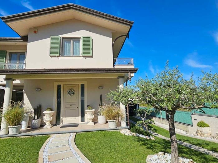 Casa con 6 locali in vendita in Piano di Mommio, Massarosa