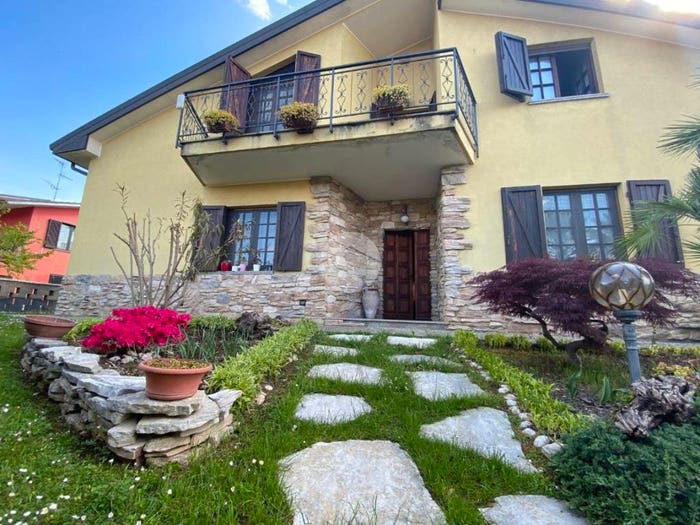 Casa con 6 locali in vendita in Via monza, Bussero