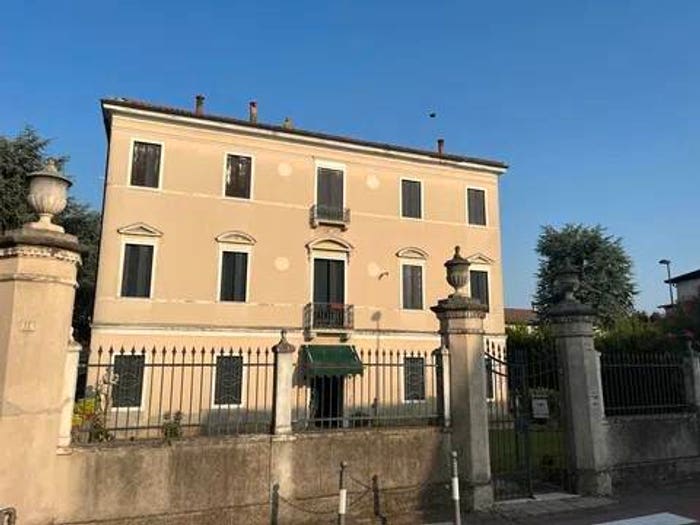 Casa con 6 locali in vendita in Via Piave No Number, Semicentro, Este