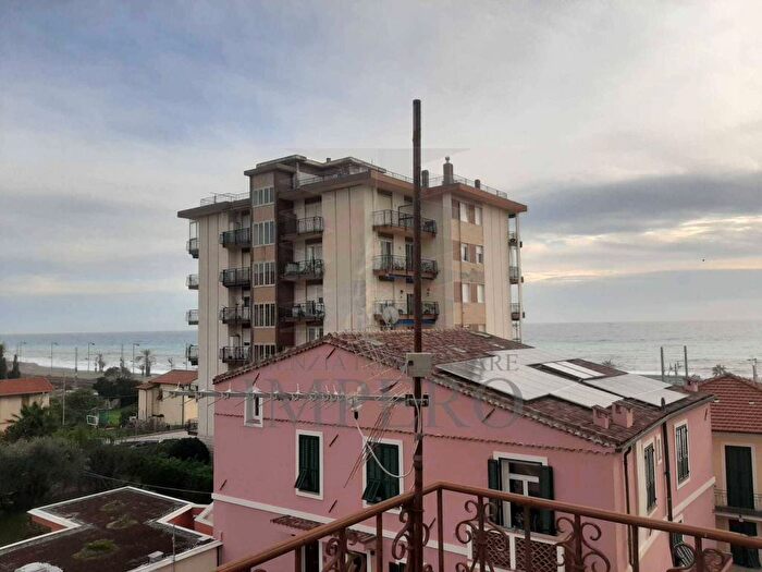 Casa con 6 locali in vendita in Via Aprosio, Vallecrosia Alta, Vallecrosia