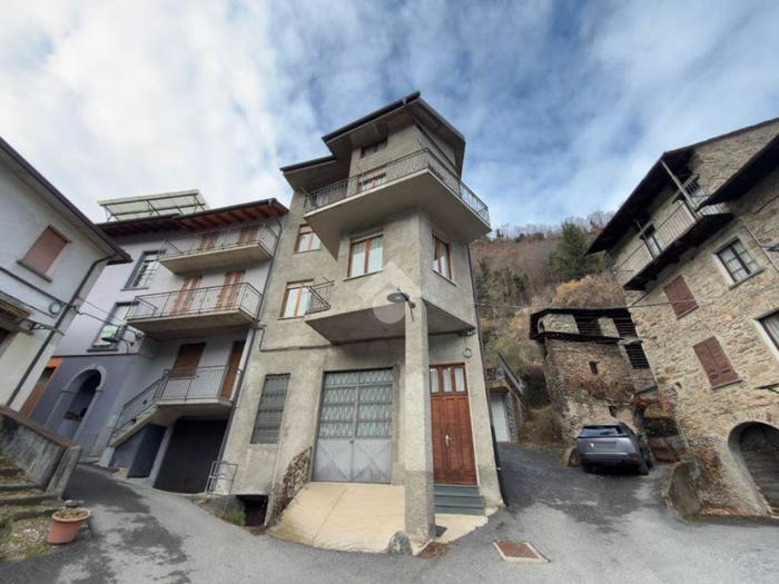 Casa con 6 locali in vendita in Via Roveschiera, Centro, Grosotto
