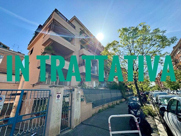 Appartamento trilocale in vendita in Via Genzano, Colli Albani, Roma