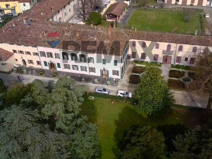 Casa con 6 locali in vendita in Montale