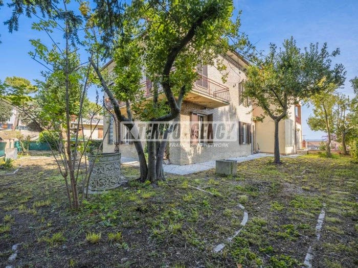 Casa con 6 locali in vendita in Via Sibillini, Centro, Corridonia