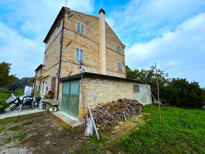 Casa con 6 locali in vendita in Via San Pietro Martire, Montottone