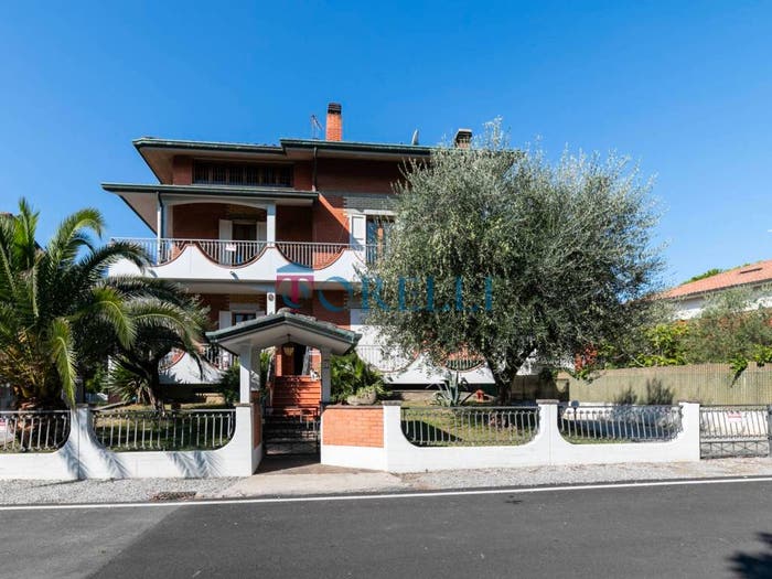 Casa con 6 locali in vendita in via Trasimeno, Pinarella, Cervia