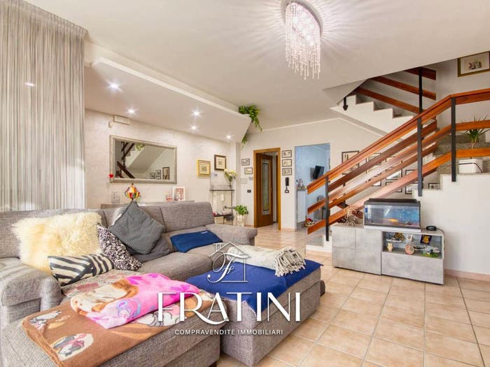 Casa con 6 locali in vendita in Via Fabriano, Centro, Folignano