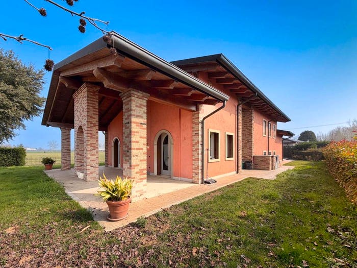 Casa con 6 locali in vendita in Oppeano