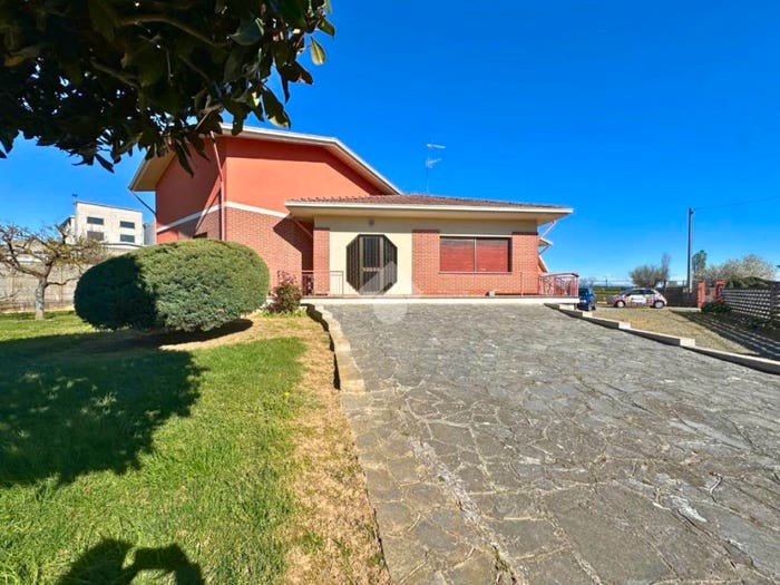 Casa con 6 locali in vendita in Via aldo bonifacio, Centro, Crova