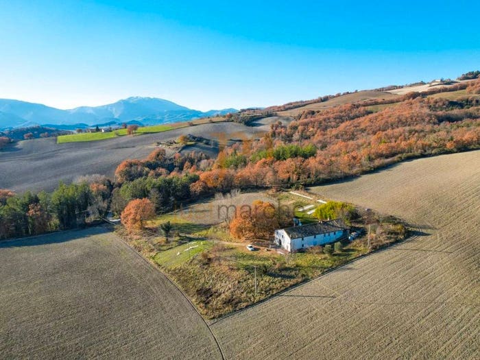 Casa con 6 locali in vendita in Strada Santa Barbara, Cagli