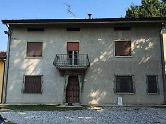 Appartamento con 6 locali in vendita in Via Argine Secchia, Moglia