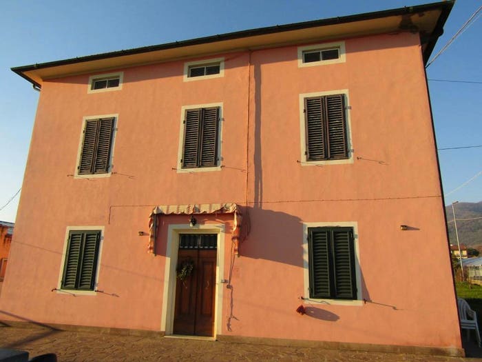Casa con 6 locali in vendita in Via San Vittori, Veneri, Pescia