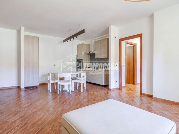 Appartamento trilocale in vendita in Via Dumenza, Poppino, Luino