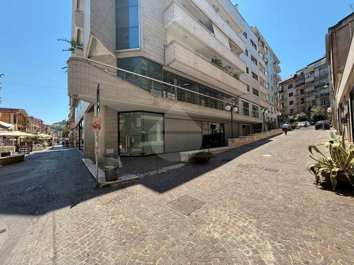 Appartamento con 6 locali in vendita in Via Biscardi, Centro, Cosenza