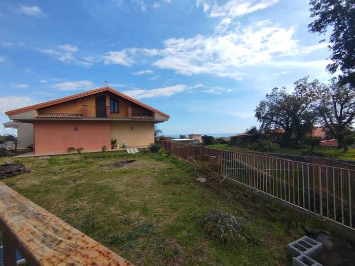 Casa con 6 locali in vendita in Via Papa Giovanni Xxiii, Aci Sant'Antonio