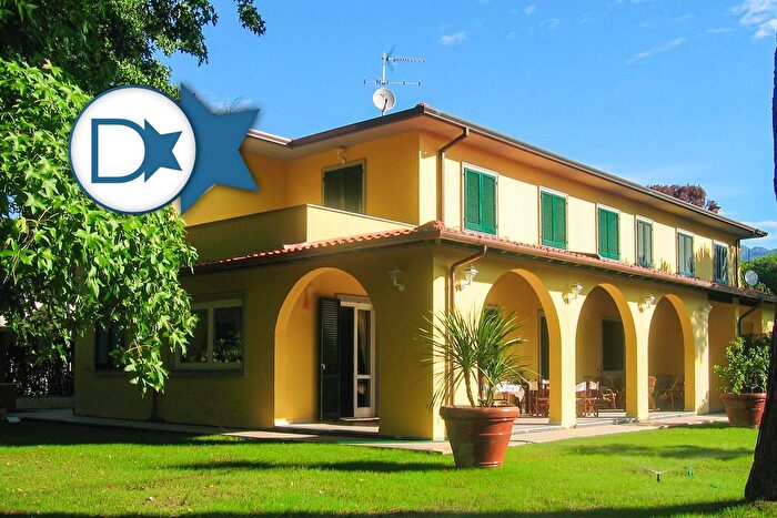 Casa con 11 locali in vendita in Via Ludovico Ariosto, Forte Dei Marmi